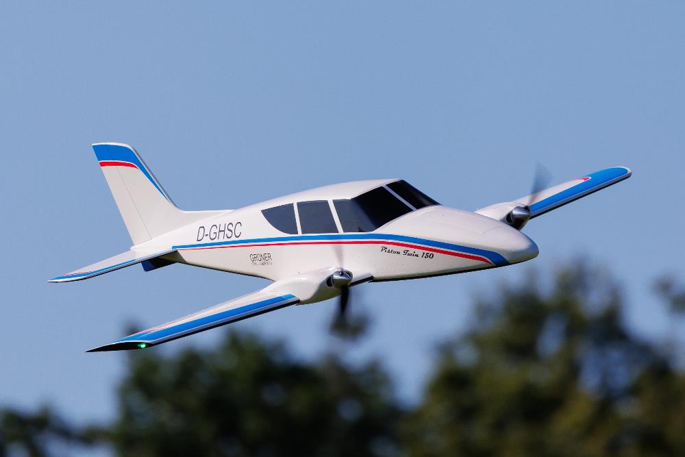 Piston Twin 150, 2-engine. Low-wing sport aircraft, wingspan 1500mm, CNC Green Laser Kit