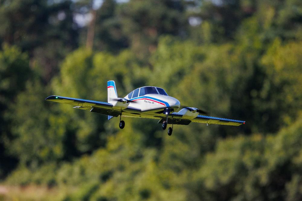 Piston Twin 150, 2-engine. Low-wing sport aircraft, wingspan 1500mm, CNC Green Laser Kit