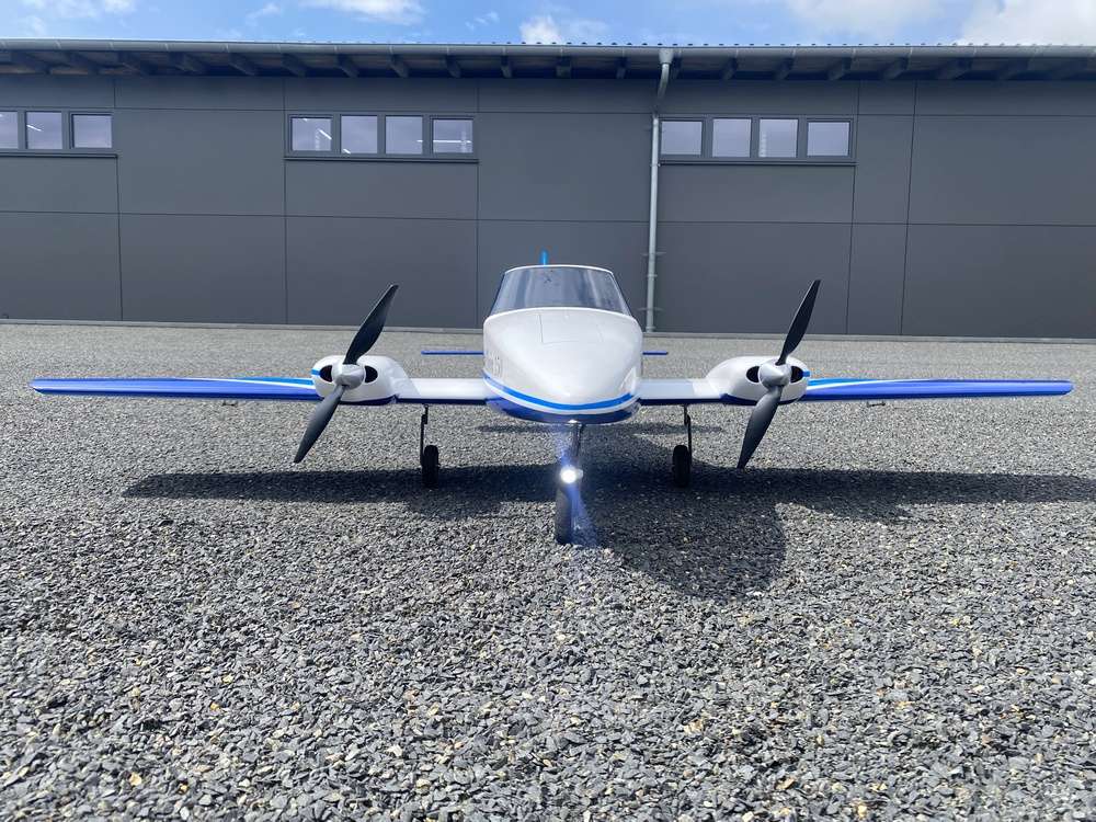 Piston Twin 150, 2-engine. Low-wing sport aircraft, wingspan 1500mm, CNC Green Laser Kit