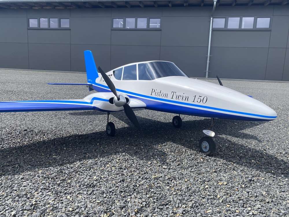 Piston Twin 150, 2-engine. Low-wing sport aircraft, wingspan 1500mm, CNC Green Laser Kit