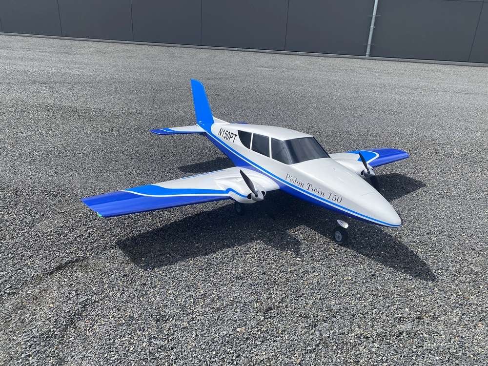 Piston Twin 150, 2-engine. Low-wing sport aircraft, wingspan 1500mm, CNC Green Laser Kit